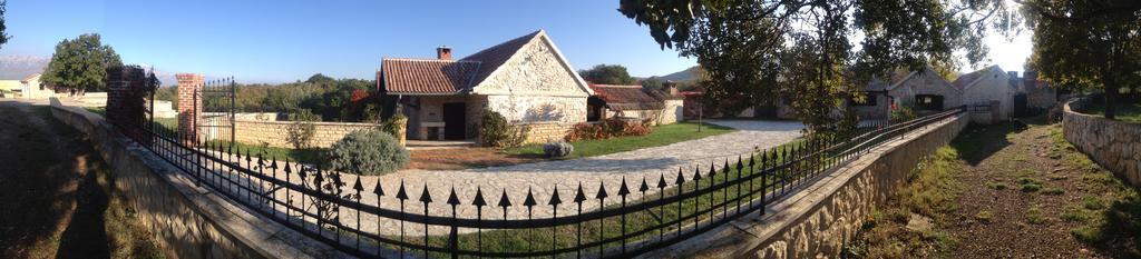 Micanovi Dvori Mobile Home Village Zrmanja โอเบรอควาซ ภายนอก รูปภาพ