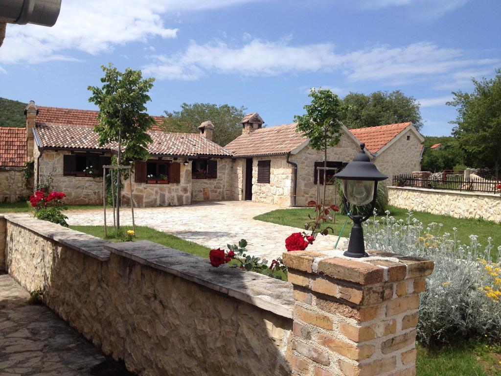Micanovi Dvori Mobile Home Village Zrmanja โอเบรอควาซ ภายนอก รูปภาพ